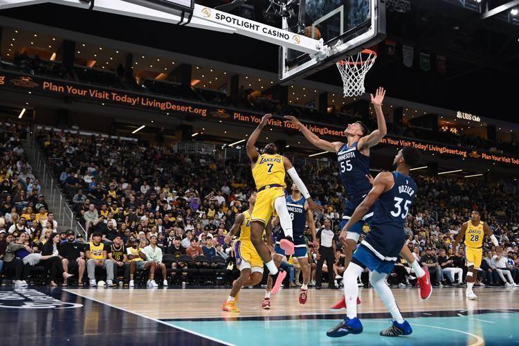 湖人险胜阿根廷男篮,布克完成帽子戏法 湖人险胜阿根廷男篮,布克完成帽子戏法