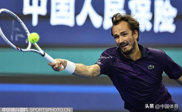 美国网球队鏖战意大利网球队,梅德韦杰夫高光表现的简单介绍 美国网球队鏖战意大利网球队,梅德韦杰夫高光表现的简单介绍