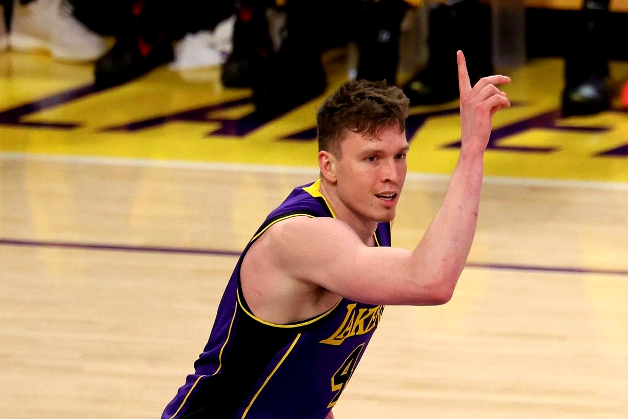 克里特在欧锦赛资格赛中展现拼搏精神,成功晋级 克里特在欧锦赛资格赛中展现拼搏精神,成功晋级