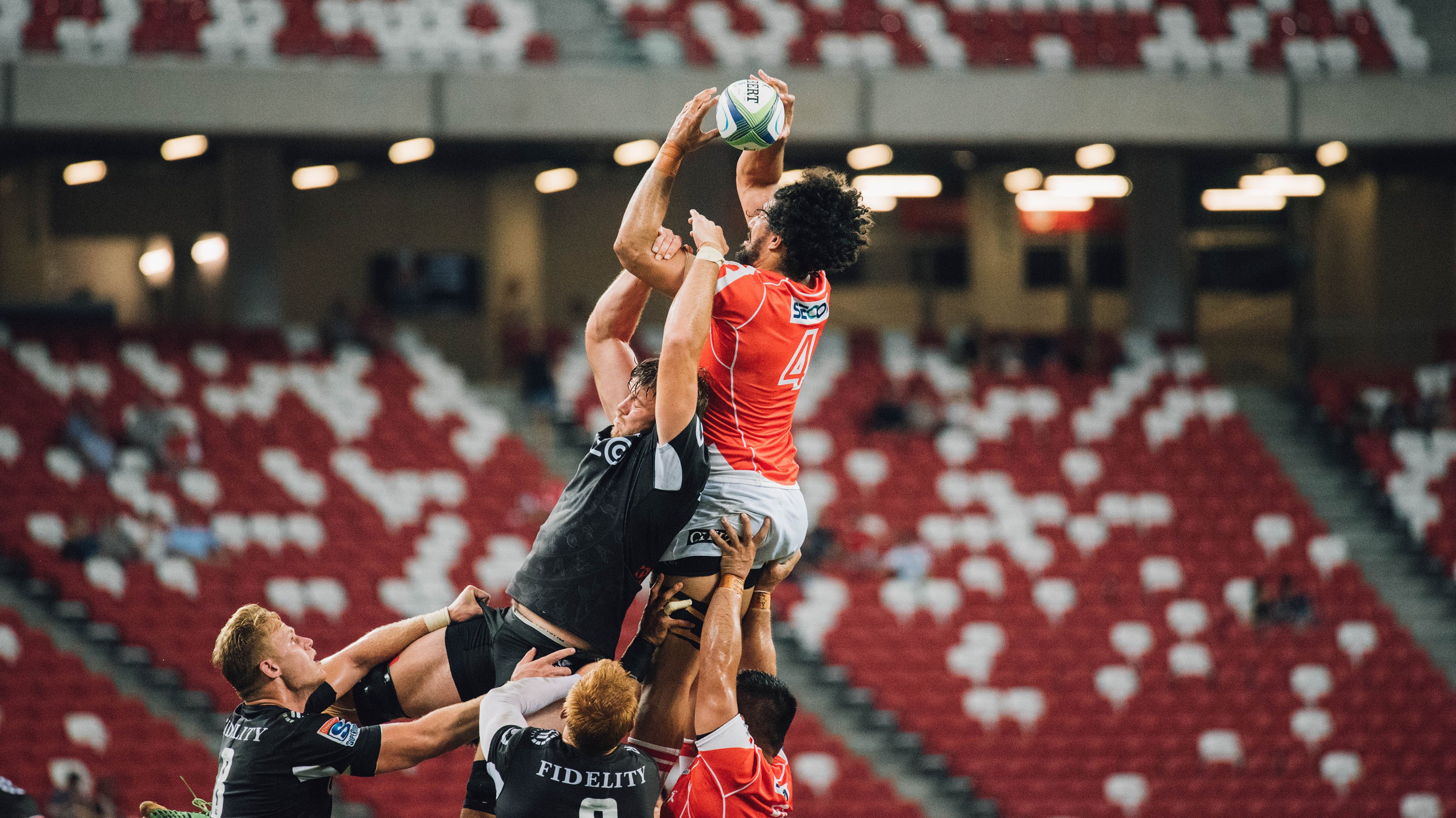 米兰体育-赛道与球场，速度与意志的双重奏