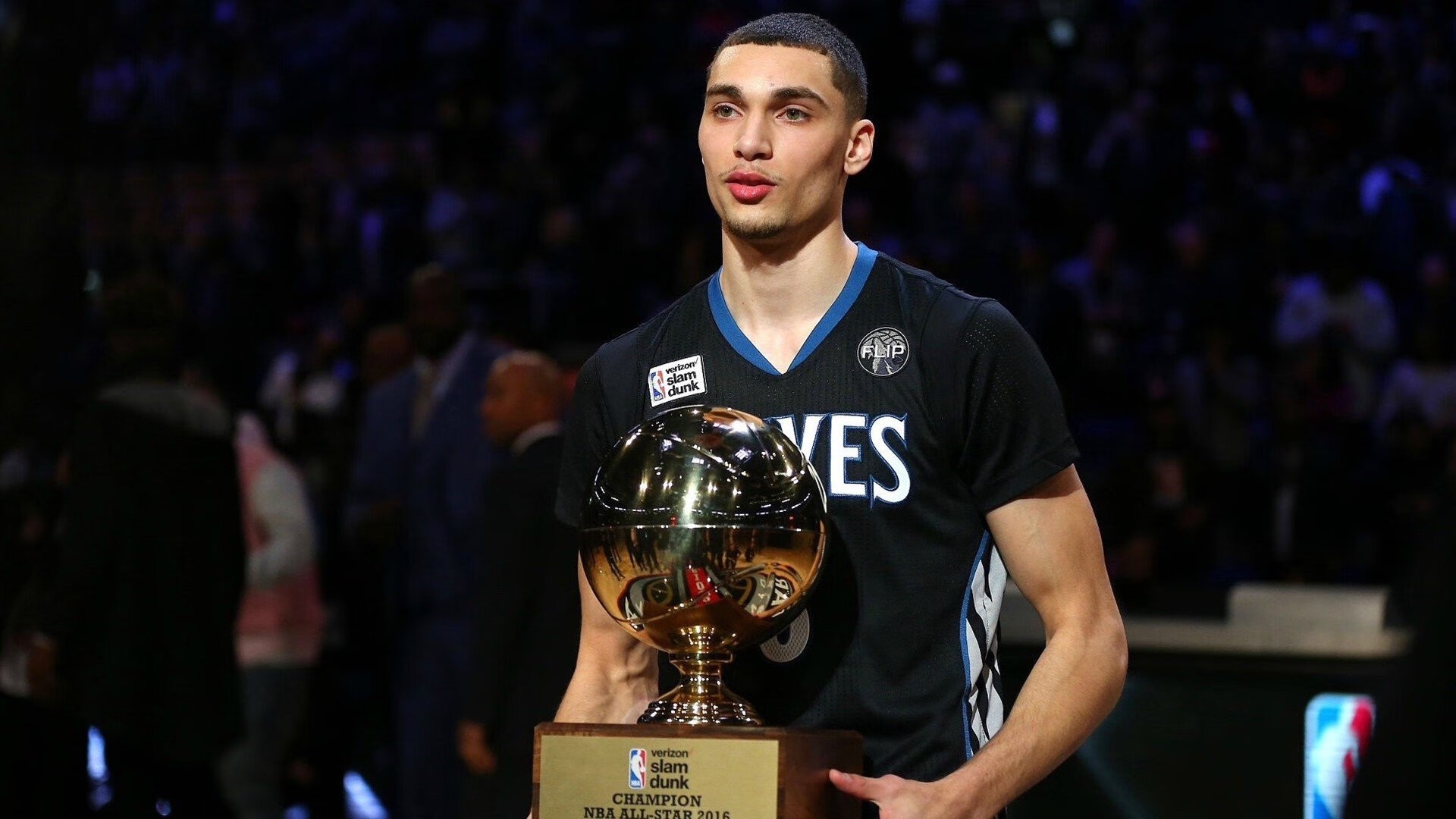 鏖战之夜,米切尔惊艳四座,山东队力克上海队的战术与精神双重胜利