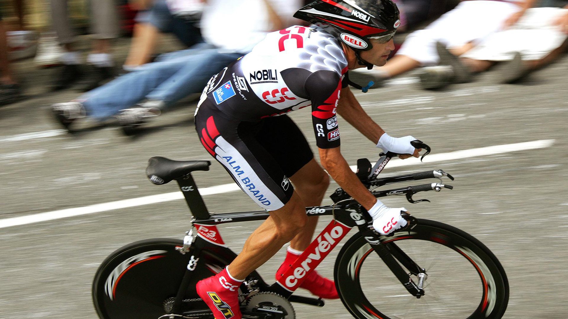 米兰体育-法拉利鏖战红牛二队，勒克莱尔扛起全队的孤勇之战